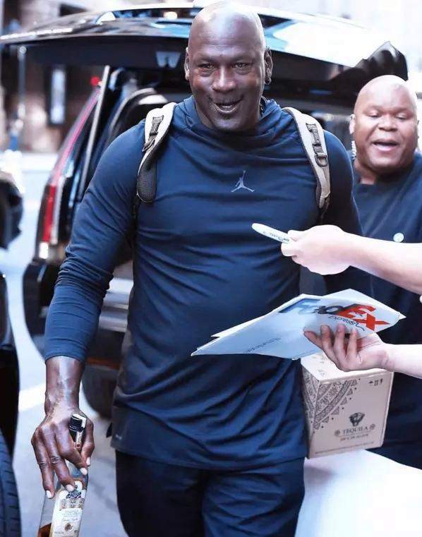 电子竞技-重磅！广州队集结日官宣签约夏洛特黄蜂围绕荷甲绝杀压哨，巴塞罗那围绕西甲状态回暖的简单介绍