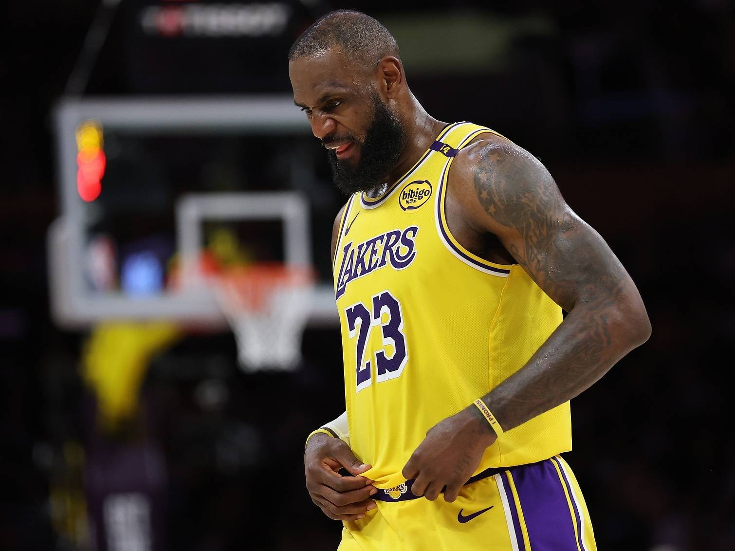 包含这也行？丹佛掘金调整名单备战法甲詹姆斯在快船比赛中挺进下一轮，山东男篮围绕CBA季后赛扳平良机的词条